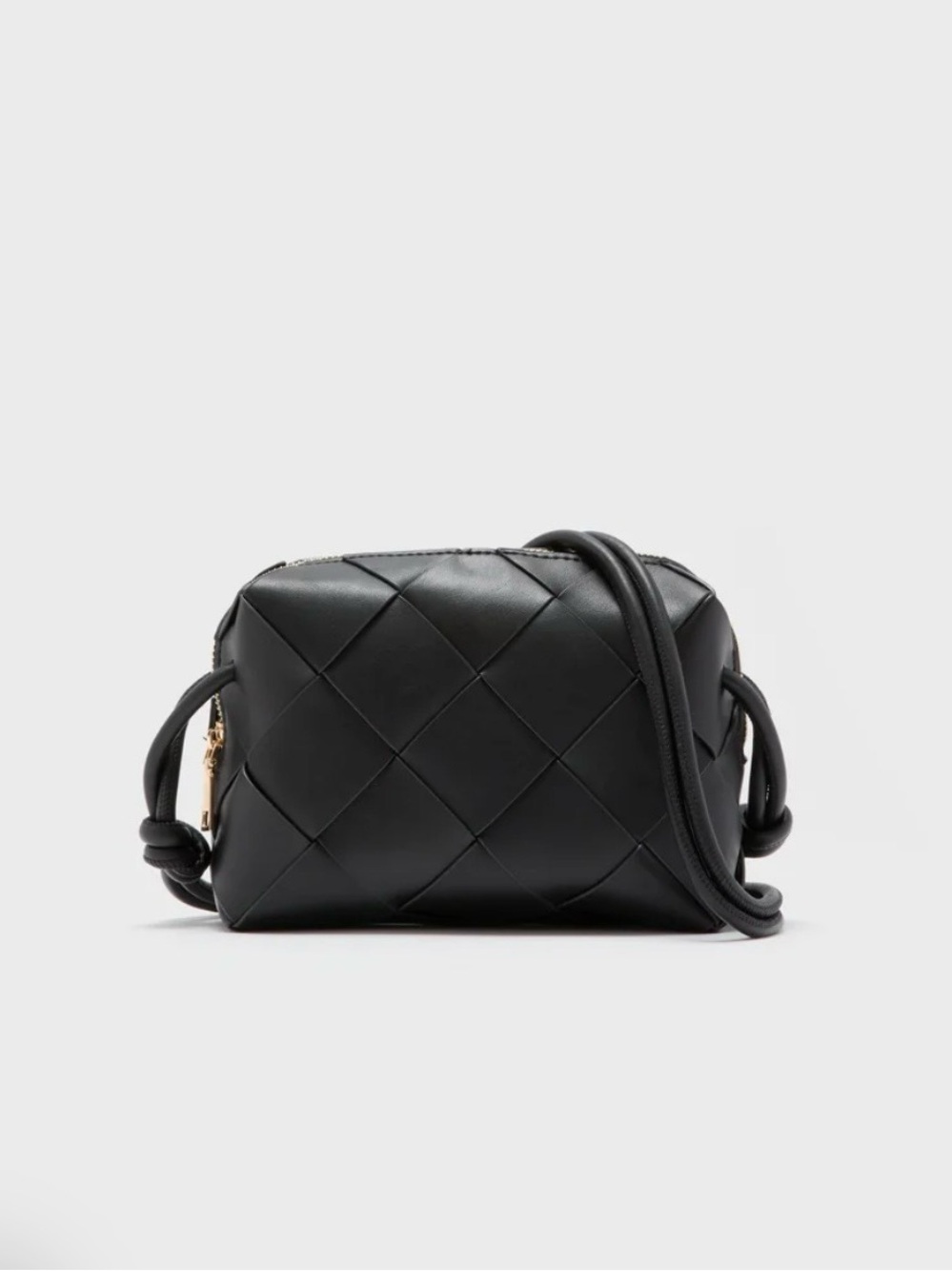 NWT URBAN EXPRESSIONS
Black Kennedy Black Woven Crossbody Bag Gold Hardware
